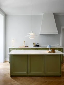 Louis Poulsen PH 3/2 Table Lamp, Metallised Brass 9 Louis Poulsen PH 3/2 Table Lamp, Metallised Brass -Louis Poulsen AW22 PH5 Monochrome white PH 3 2 Glass Brass Panthella Portable Pale blue 09523 1