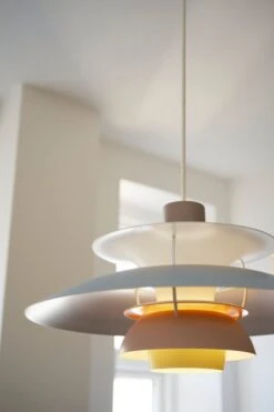 Louis Poulsen PH 5 Pastels Pendant, Oyster - Blue - Rose 9 Louis Poulsen PH 5 Pastels Pendant, Oyster - Blue - Rose -Louis Poulsen AW22 PH5 Pastels Oyster Blue Rose2 09528